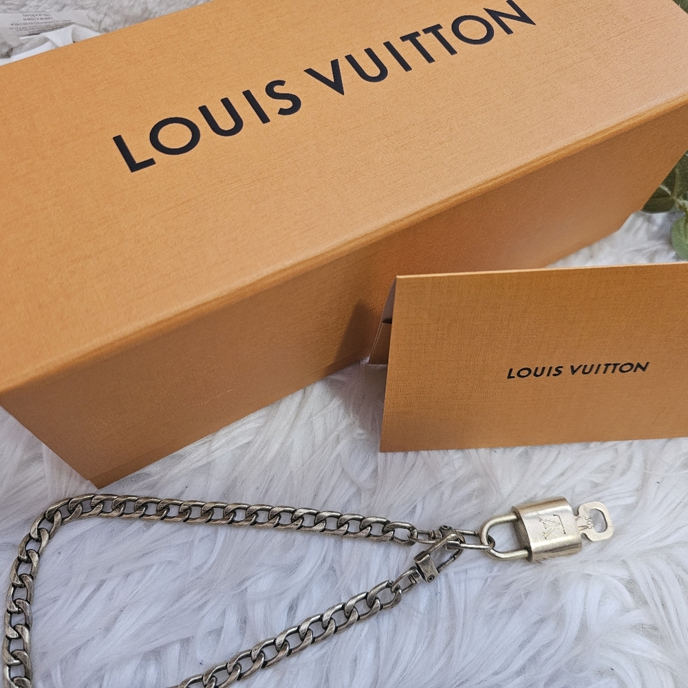 Louis Vuitton bundle: Lock & key with chain + box & card holder 💯 - Picture 8 of 9
